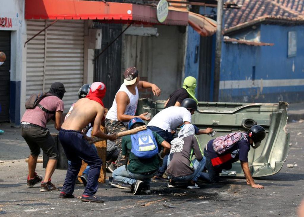 Manifestación en el puente fronterizo entre Venezuela y Colombia en reclamo por el ingreso de ayuda humanitaria (REUTERS)