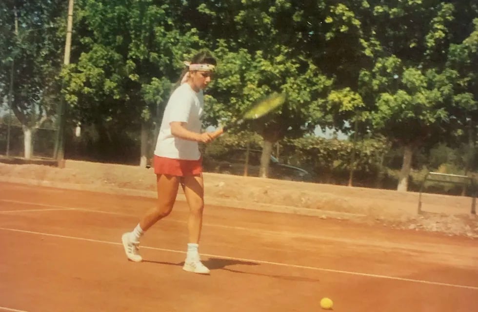 Graciela tenía un futuro brillante en el tenis, pero decidió dedicarse a criar a su hija. Hoy vuelve a pisar las canchas.
