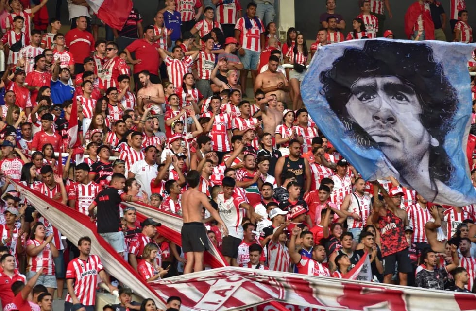 La hinchada de Instituto en el Mario Alberto Kempes ante Colón. Hubo corridas (ESPN Argentina).