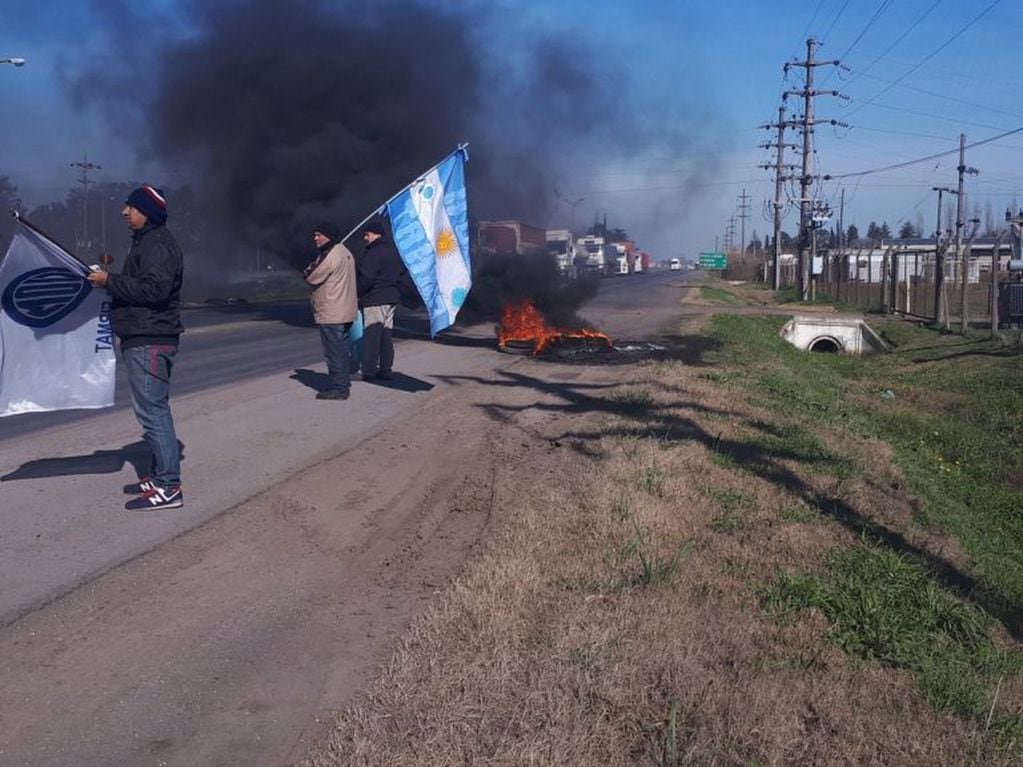 La manifestación incluyó la quema de neumáticos frente a la empresa. (@lapoliticasur)