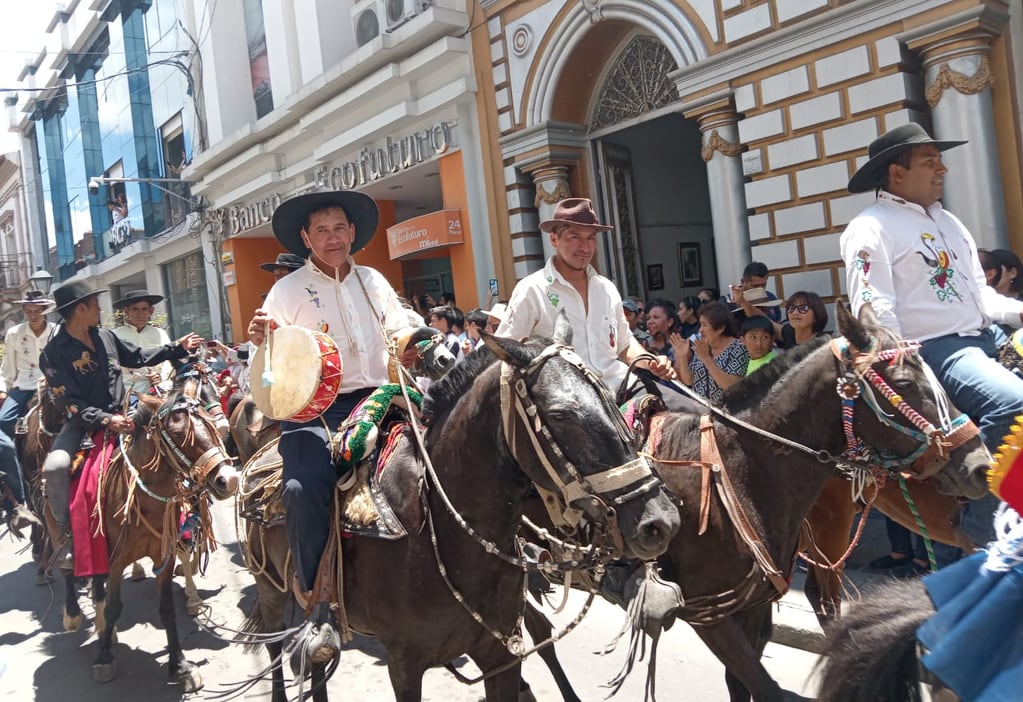 Con jinetes procedentes de las zonas rurales y también de agrupaciones de la propia ciudad de Tarija, se cumplió este viernes la apertura del calendario de celebraciones del próximo carnaval.