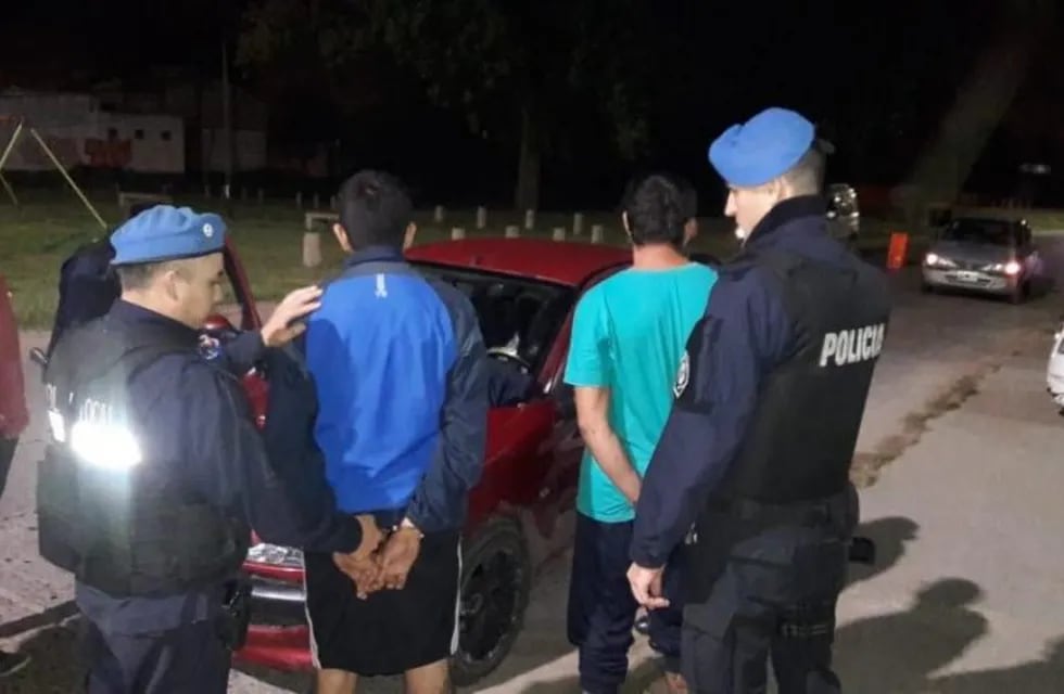 Barrio hipódromo: dos hombres fueron detenidos por vender drogas en un auto.