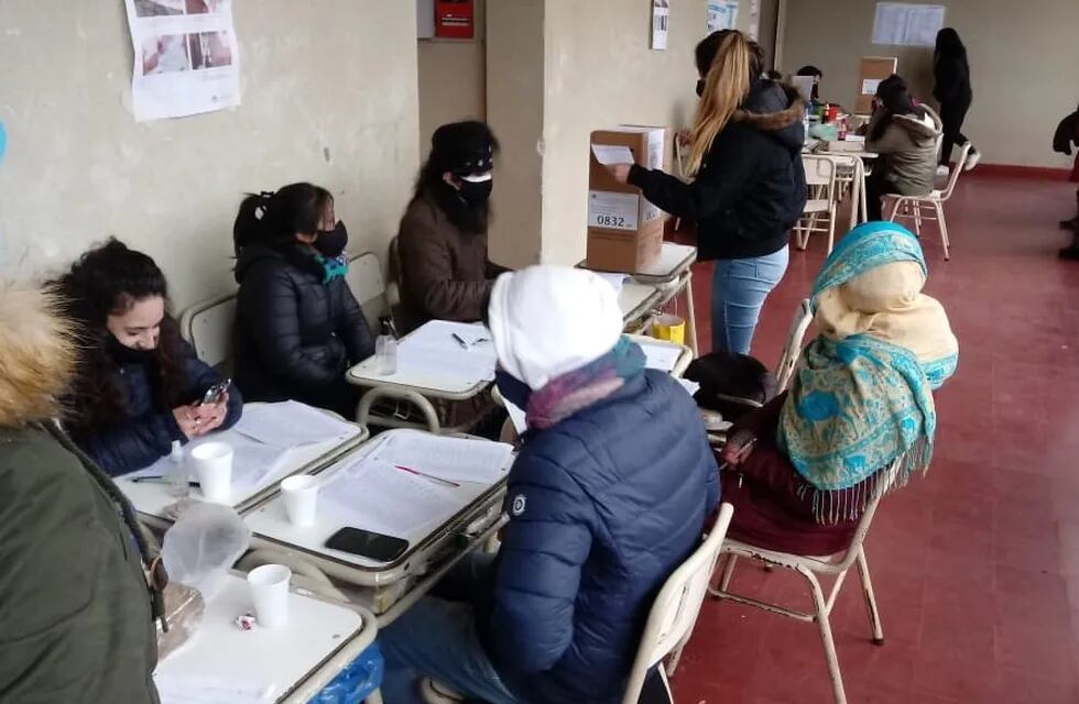 Excepto algunos episodios aislados, las mesas habilitadas en las 450 escuelas de toda la provincia abrieron con normalidad la jornada comicial.