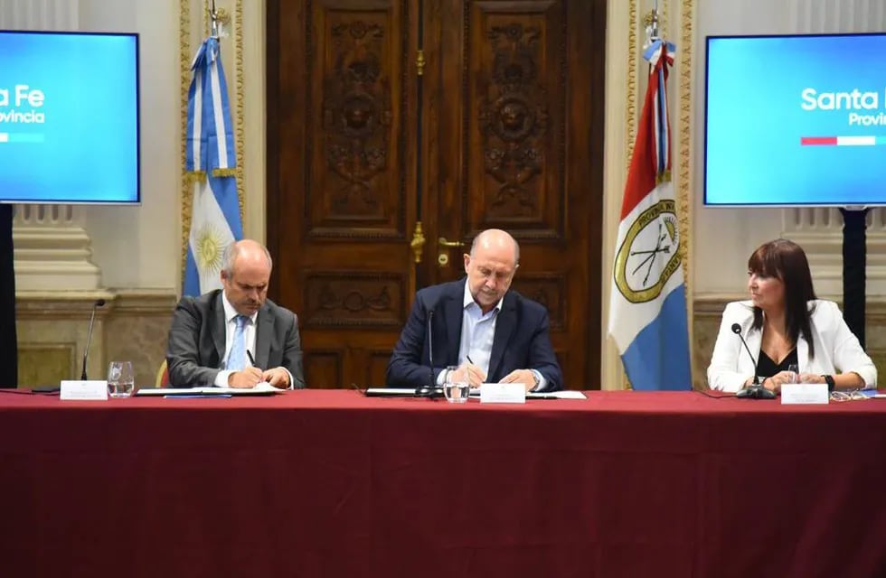 El gobernador Omar Perotti firmó el convenio para el desembarco del organismo.