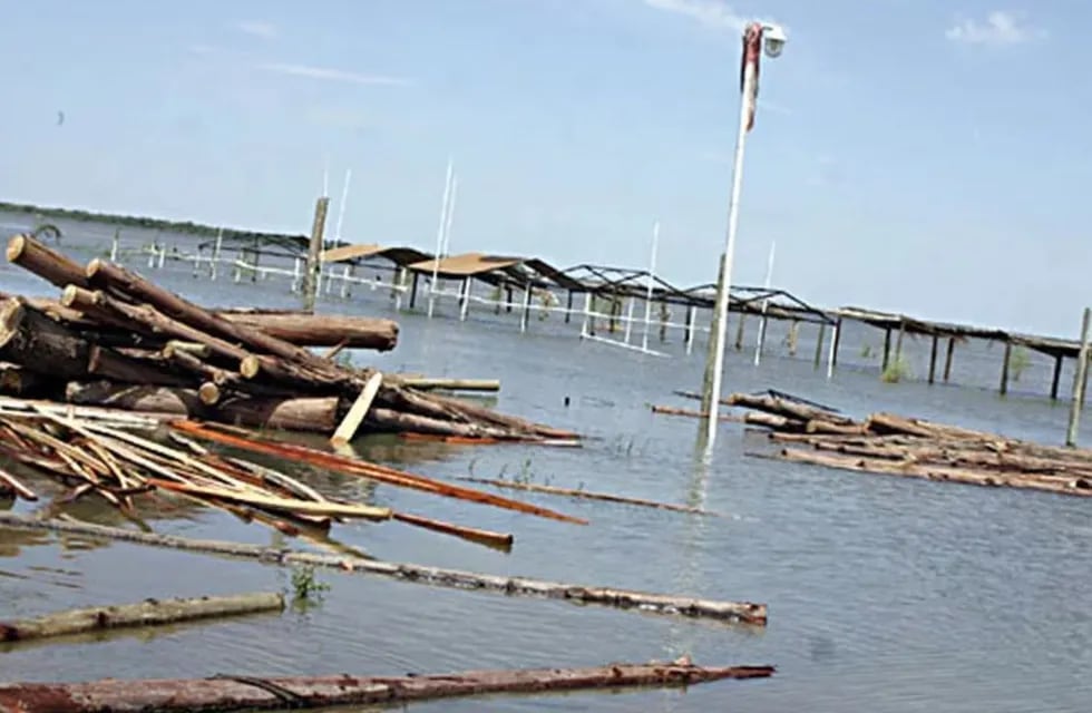 Por el fuerte temporal de lluvia, varias localidades de Corrientes sufrieron inundaciones y destrozos.
