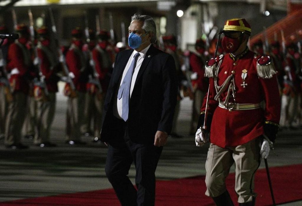 Alberto Fernández llega al aeropuerto en El Alto, Bolivia, llegó para la asunción de Luis Arce. (Foto: AIZAR RALDES / AFP)