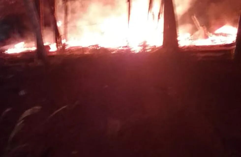 Presunto aguantadero se incendió por completo en Eldorado.