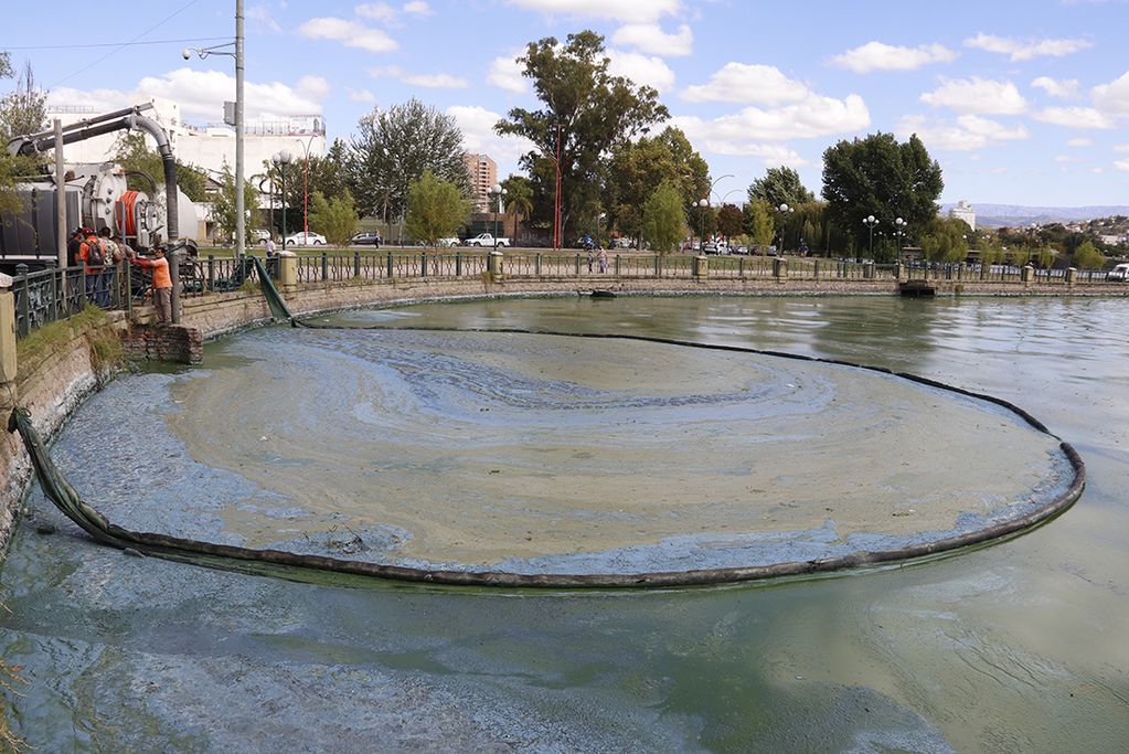 Lago San Roque de Villa Carlos lleno de algas agua contaminada color verde. (Corresponsal Yanina Aguirre)