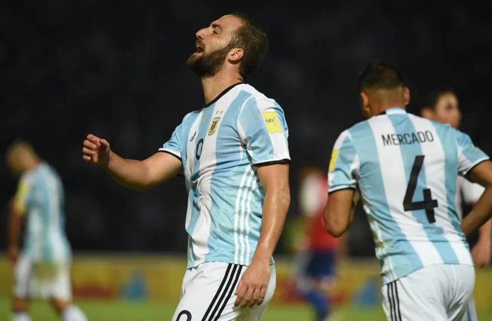 Gonzalo Higuaín no convierte un gol para la Selección Argentina desde el jueves 6 de octubre en el 2-2 ante Perú por Eliminatorias. / AFP PHOTO / EITAN ABRAMOVICH