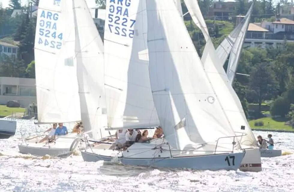 Mujeres al viento en las aguas del San Roque. La regata cumplirá este sábado con la 15ª edición. (prensa Mujeres al viento)