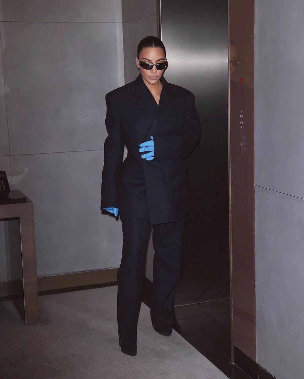 Kim Kardashian luciendo un total black formal.