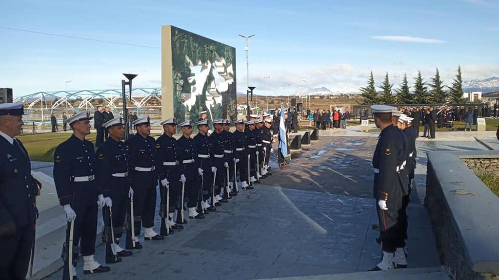 La Infantería de Marina recibió con honores, según lo reglamentado, al presidente Fernández, quien hizo ingreso a la Plaza "Islas Malvinas", para rendir homenaje a los Caídos en Combate durante la Guerra de Malvinas.