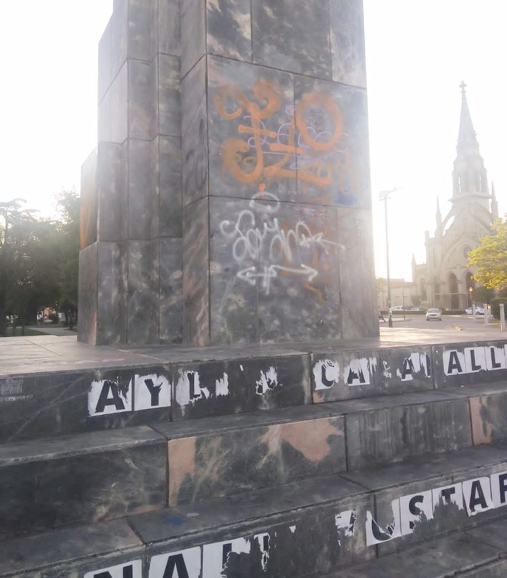 Monumento a San Martín: Entre la falta de civismo de la sociedad y la desidia municipal
