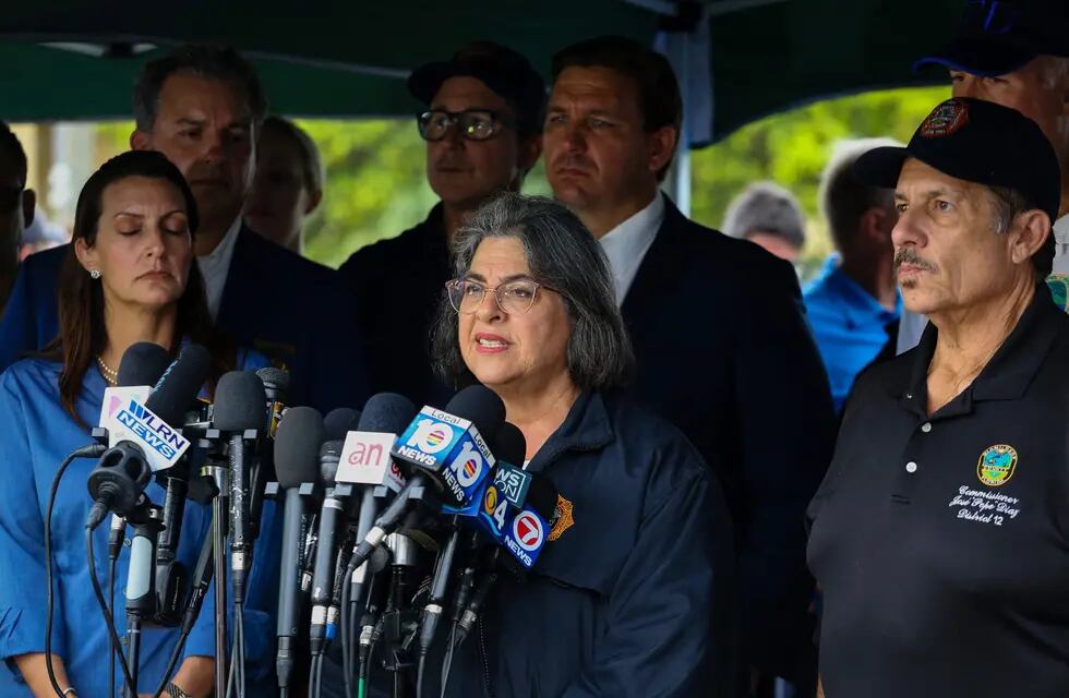 La alcaldesa del condado de Miami-Dade, Daniella Levine da detalles de los desaparecidos
