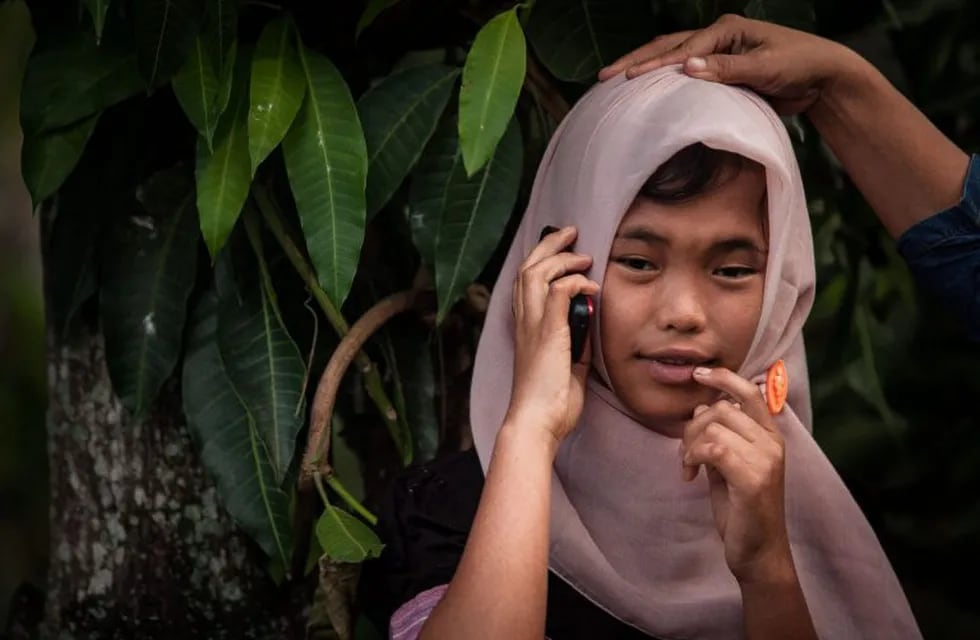 niña reencuentro con su familia biologica despues de 10 años desaparecida desaparicion luego del tsunami \r\n\r\nMEULABOH (INDONESIA), 07/08/2014.- Raudhatul Jannah, de 14 años, habla por teléfono hoy, jueves 7 de agosto de 2014, después de encontrarse con su madre tras perderse después de un tsunami hace 10 años, en Meulaboh, Aceh (Indonesia). Raudhatul Jannahi encontrpo a su familia después de haber estado perdida durante 10 años por el tsunami, siendo rescatada por un pescador en el Océano Índico en diciembre de 26 de 2004. EFE/Achwa Nussa/Sijori Images indonesia Raudhatul Jannah niña perdida luego del tsunami reencuentro de la chica con su familia biologica niña fue cuidada por una gente que la encontro