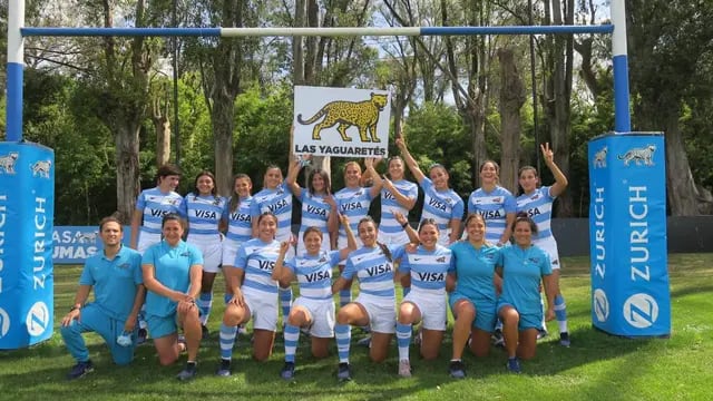 El equipo femenino de rugby luciendo su nuevo nombre