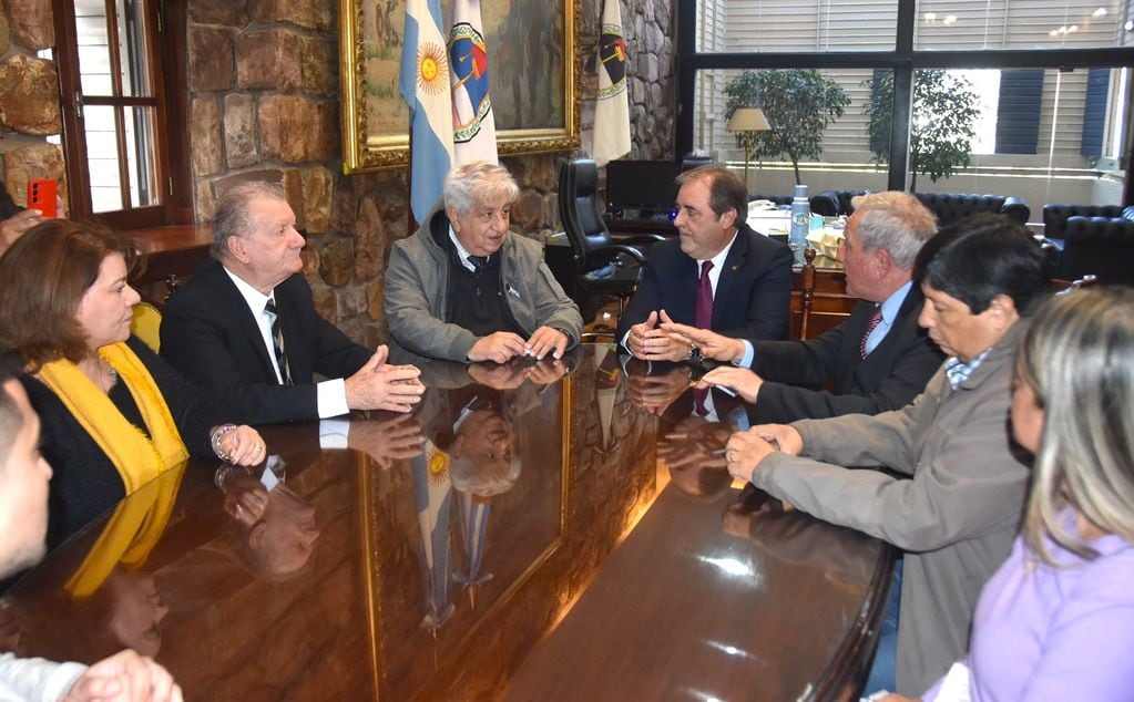 El vicegobernador Alberto Bernis recibió la visita de los vicegobernadores de Salta y de Catamarca, y del dirigente de la CGT nacional Julio Piumato.