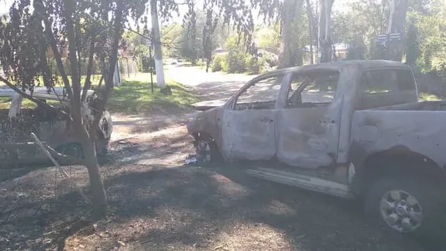 Autos quemados en Los Aromos