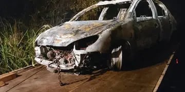 Un auto se consumió por completo en un incendio en Eldorado