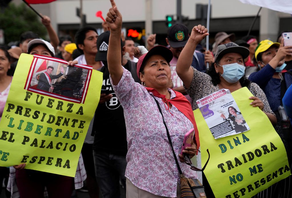 Los partidarios del derrocado presidente Pedro Castillo se reunieron este domingo frente al Congreso en Lima, Perú. Foto: AP.