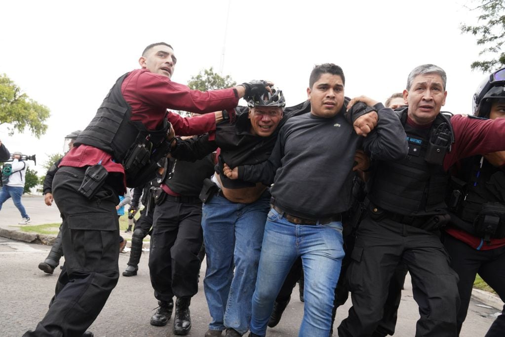 Así evacuaban a Sergio Berni tras el ataque a golpes en la protesta por el crimen del colectivero (Foto: Maxi Failla / Clarín)
