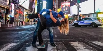 Una pareja con barbijo se besa en medio de una calle en Nueva York (DPA).