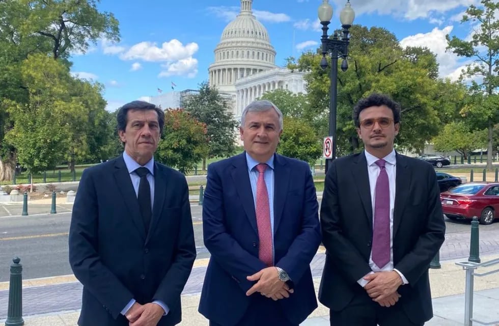 Con el emblemático Capitolio estadounidense a sus espaldas, el gobernador Morales, acompañado por el ministro de Hacienda, Carlos Sadir; y el presidente de Cannava, Gastón Morales.