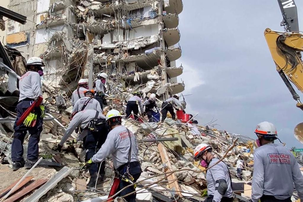 Personal de búsqueda y rescate busca sobrevivientes entre los escombros en Champlain Towers South Condo en Surfside, Florida sección de Miami. (AP)
