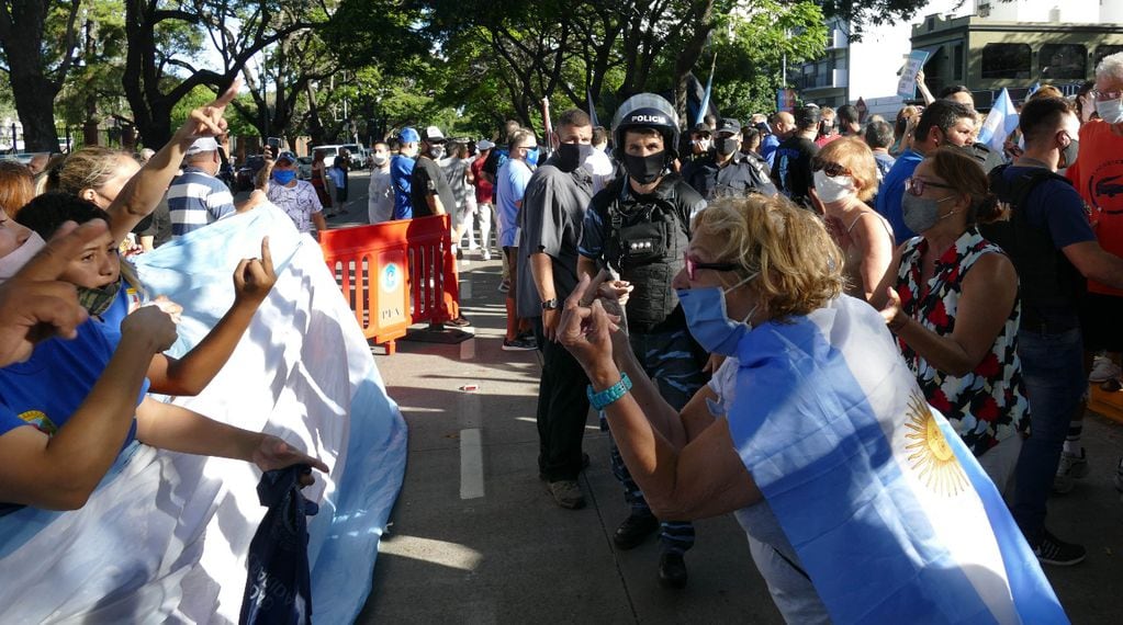 La Policía tuvo que montar un cordón para separar a los manifestantes y tratar de evitar incidentes mayores. Foto: Clarín