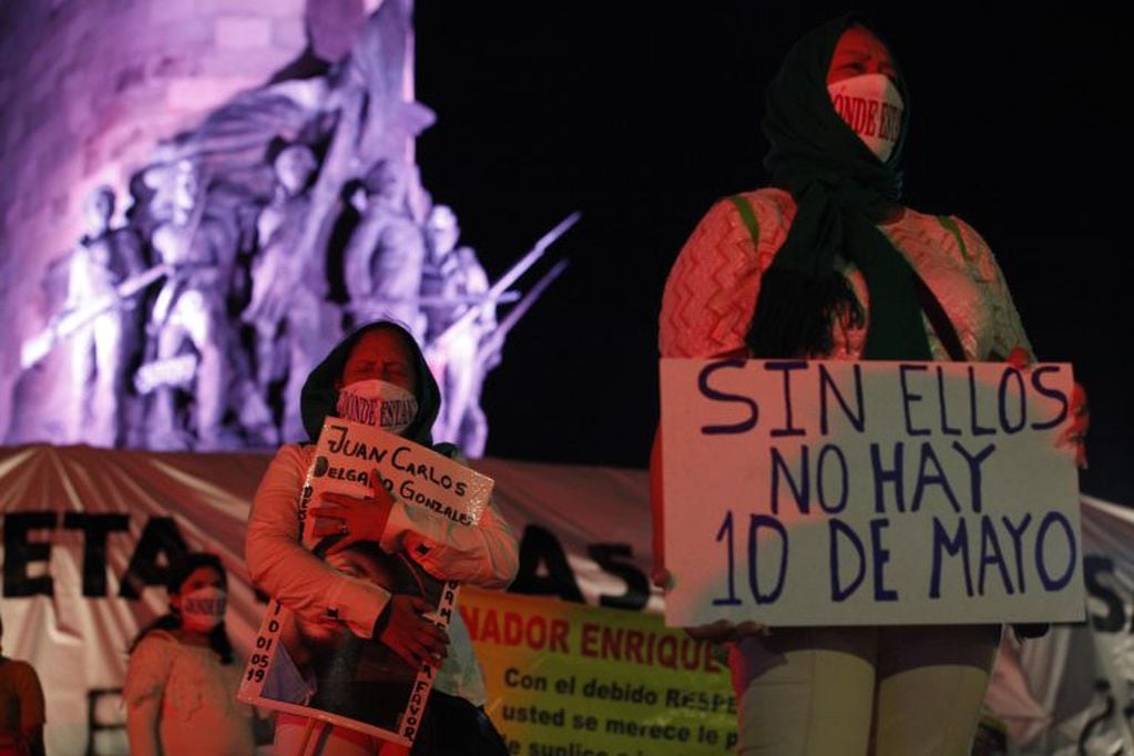 Colectivos de madres de personas desaparecidas por el accionar de grupos violentos se manifiestan este sábado en la ciudad de Guadalajara, estado de Jalisco (México). (Foto: EFE/Francisco Guasco)