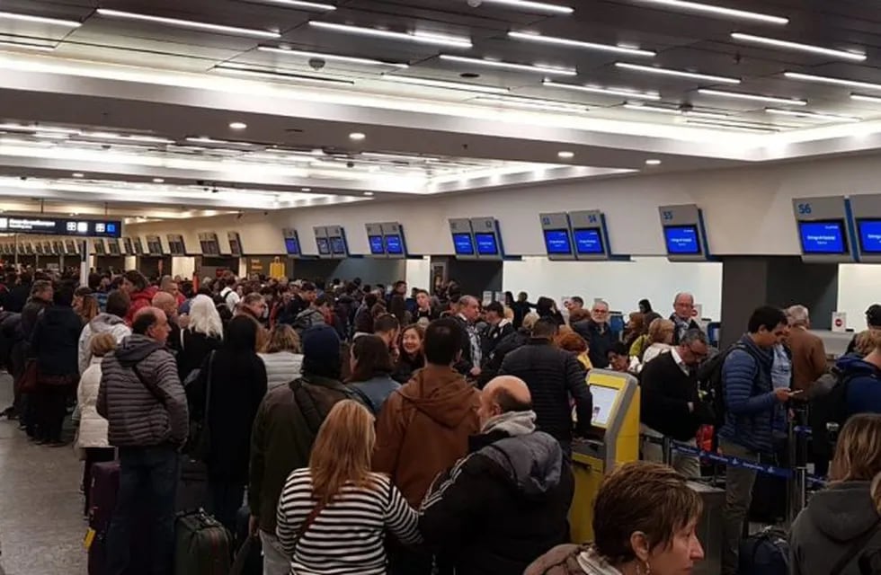 Hay demoras y cancelaciones en Aeroparque por asambleas de empleados (Foto: Twitter @Aeronavegantes)