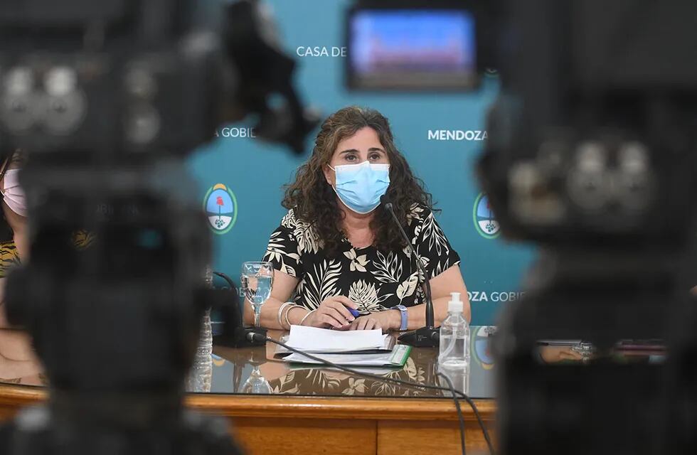 Ana María Nadal Ministra de Salud, Desarrollo Social y Deportes, realizó una conferencia de prensa sobre el tema Covid 19 y la pospandemia.
Foto:José Gutierrez / Los Andes