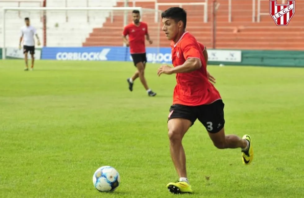 El juvenil Claudio Roldán sigue firme como lateral por izquierda.