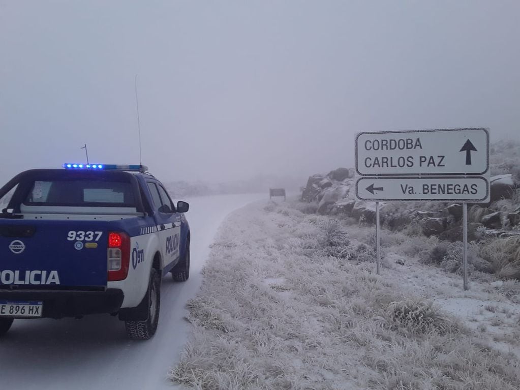 Nieve. Cortado el Camino de Altas Cumbres (Policía Caminera).