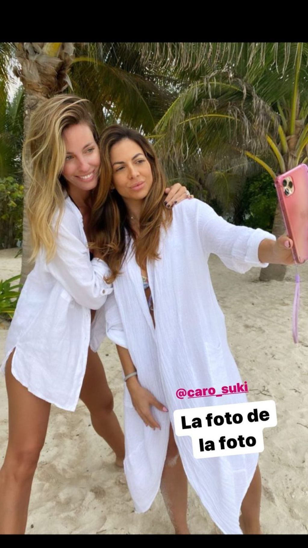 Rocío Guirao Díaz se fotografió junto a su amiga Carolina Sicoli en las playas de Miami