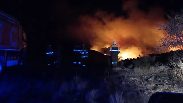 Incendio en Cuchi Corral, en La Cumbre, este lunes. (Gentileza Claudia Cepeda, La Nómina)