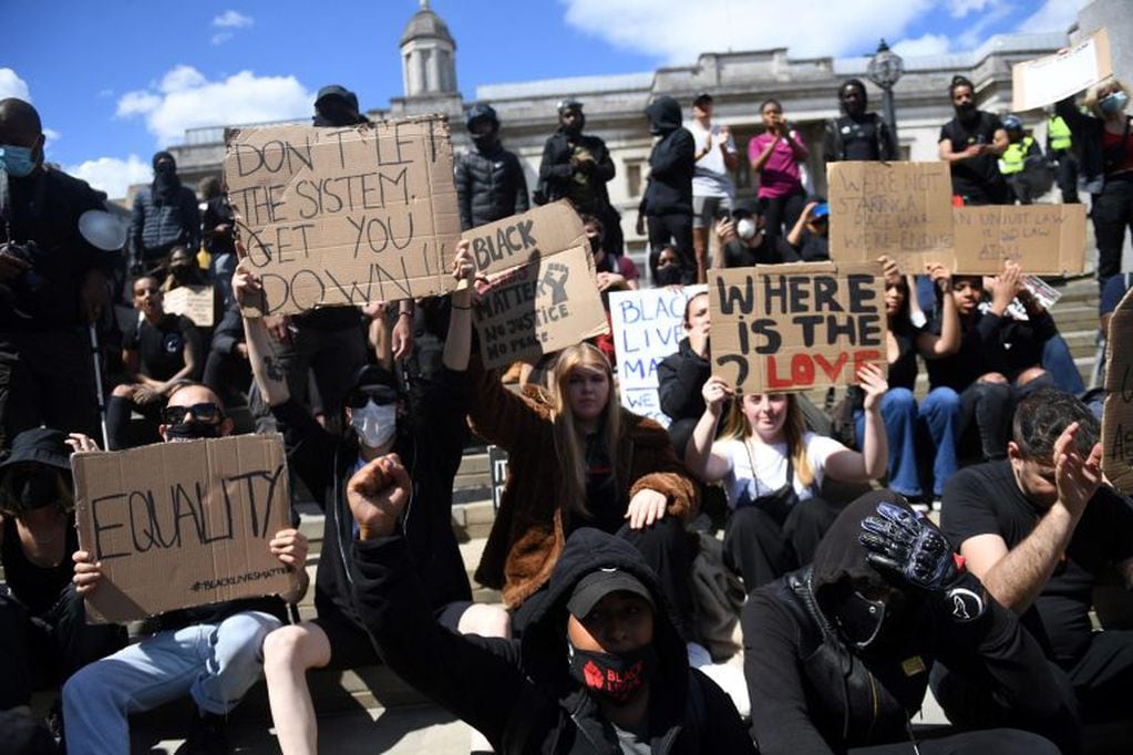 Miles de manifestantes reiteraron su apoyo al movimiento Black Lives Matter. (Foto: EFE/EPA/NEIL HALL)