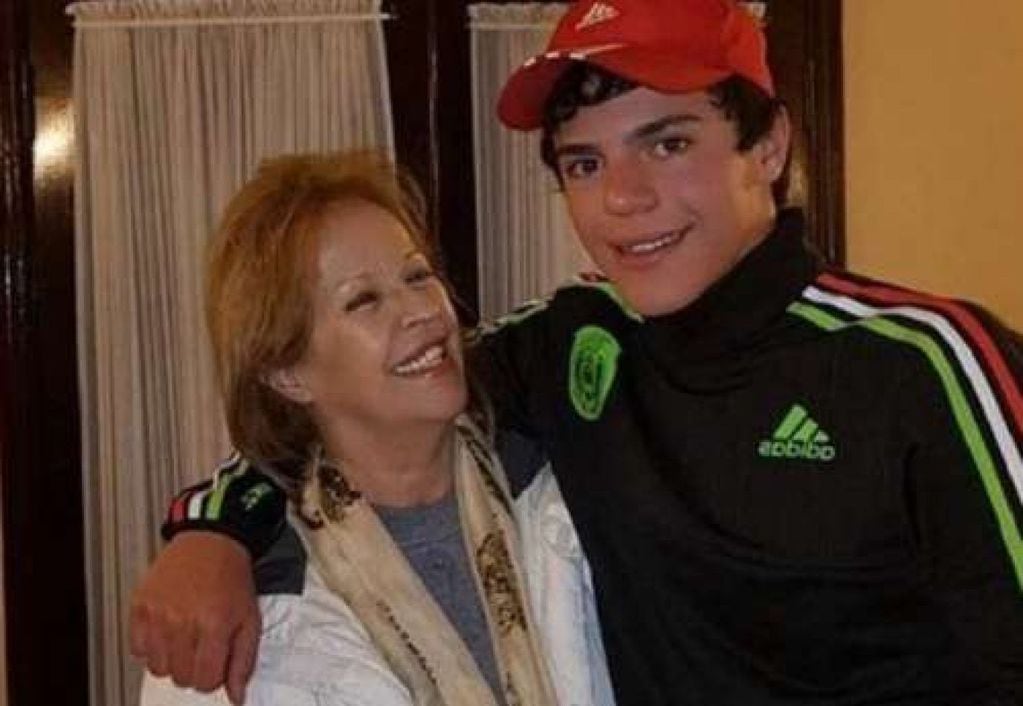 Leonor Gine junto a su nieto, Agustín Morales