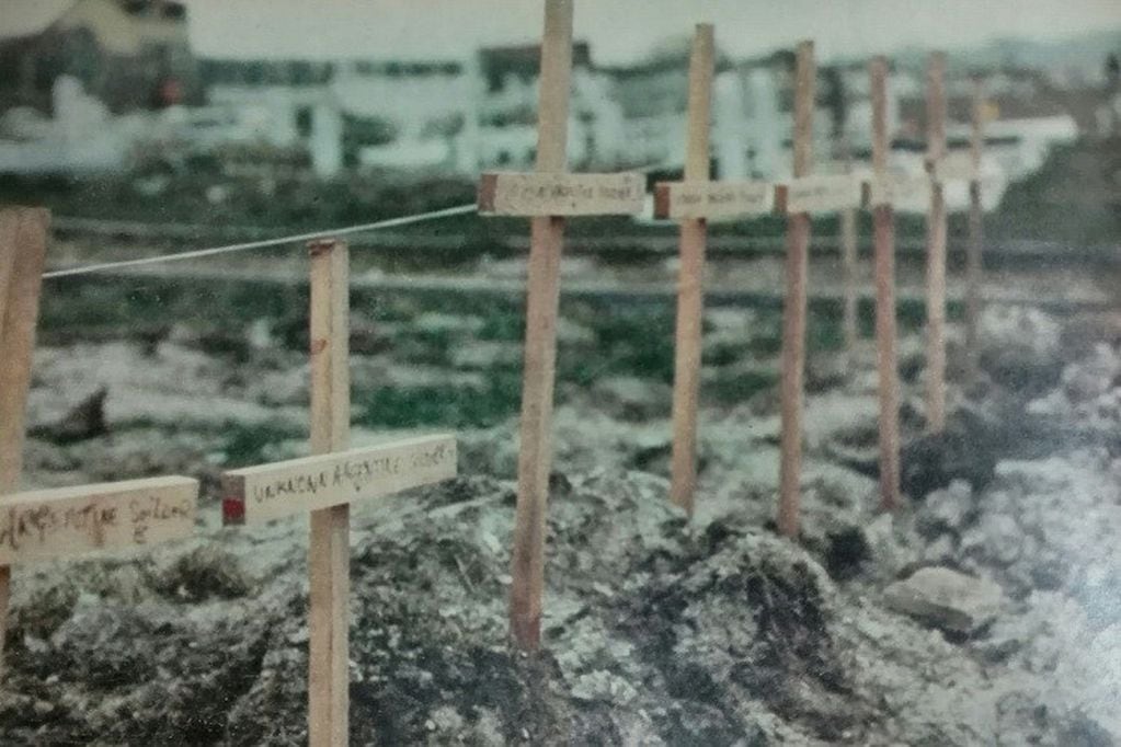 Fosas comunes de soldados argentinos enterrados provisionalmente en la capital isleña tras la guerra de las Malvinas, antes de la construcción del cementerio de Darwin. En las cruces, puede leerse “Unknown argentine soldier” (“Soldado argentino desconocido”).