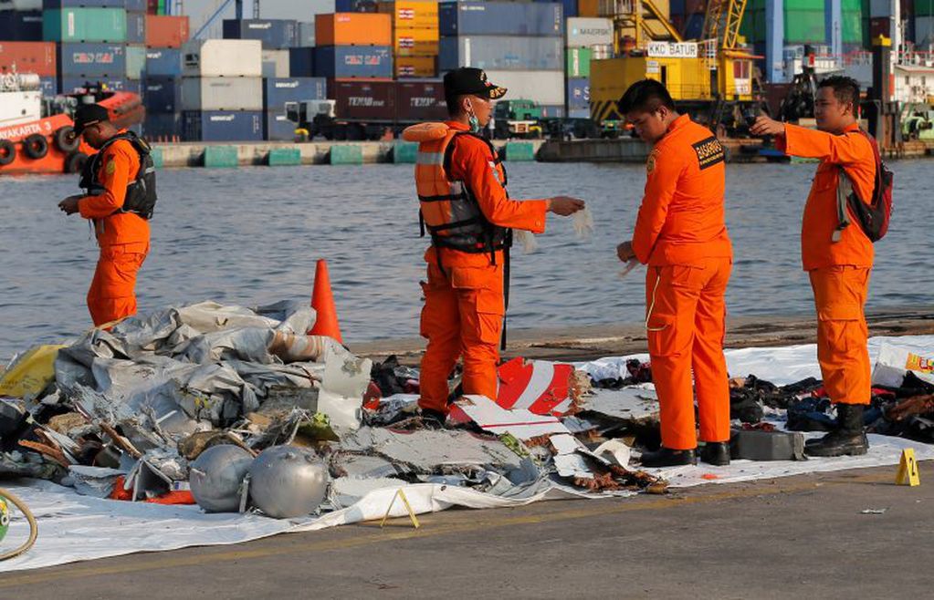 La agencia indonesia de búsqueda y rescate trabaja en el lugar para recuperar los restos del avión y hallar posibles sobrevivientes (AP)