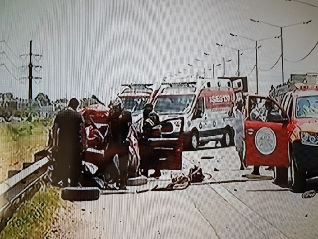 Un auto fue embestido por un camión y los Bomberos Zapadores debieron trabajar arduamente para rescatar al conductor. (Captura de pantalla)