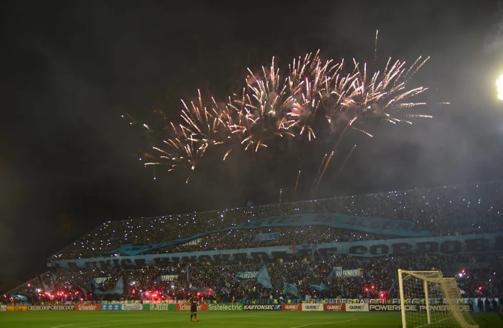 El imponente recibimiento de Belgrano en Alberdi, ante otro imponente marco. Fue goleada ante el Dragón y otro paso firme hacia el gran objetivo. (Javier Ferreyra / La Voz)