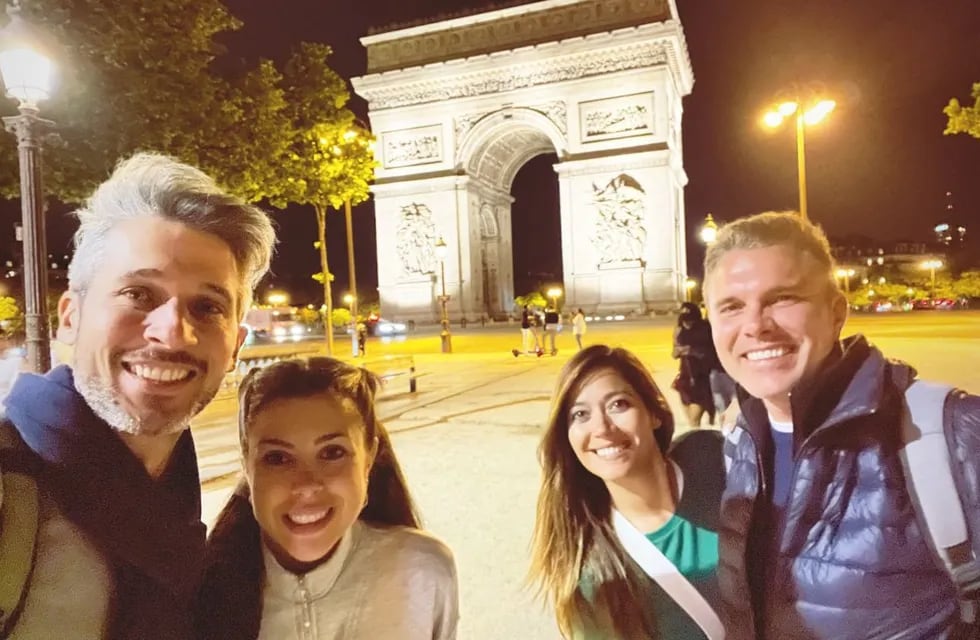 Gisela Campos junto a su novio y dos amigos en Francia.