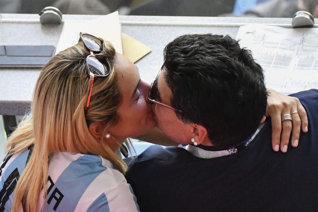 Oliva y Maradona. (AFP).