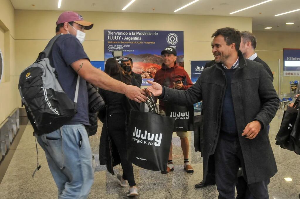 El ministro de Cultura y Turismo de Jujuy, Federico Posadas, dio la bienvenida a los pasajeros que llegaron en el vuelo de Aerolíneas Argentinas procedente de Iguazú, Misiones.