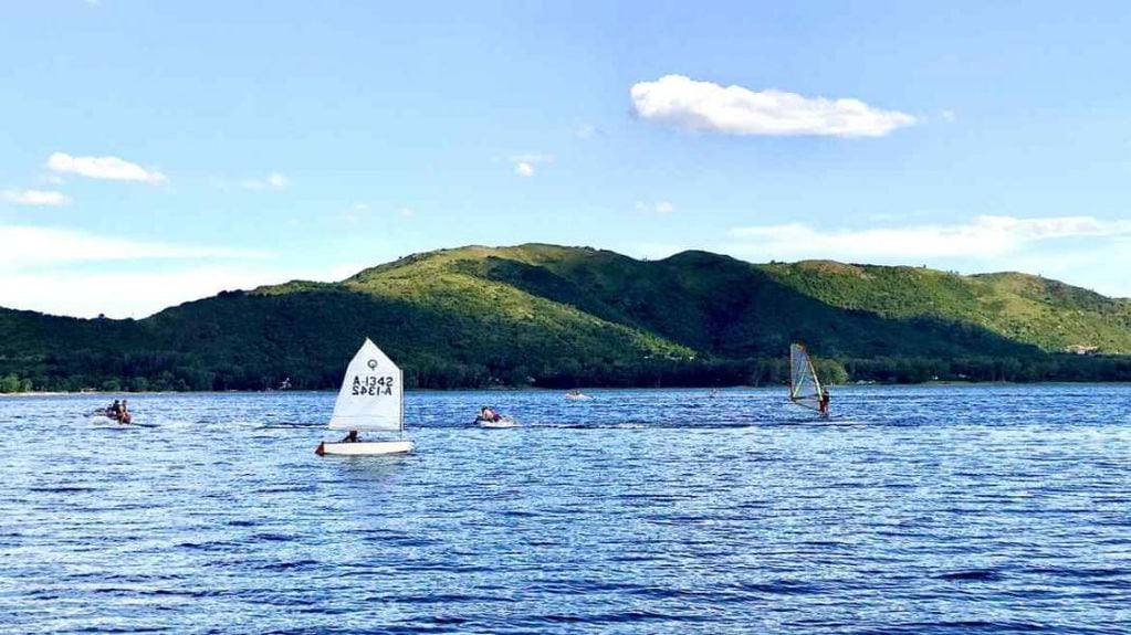 Kayak, stand up, wakeboard y kitesurf son algunas de las actividades que se pueden practicar en el lago. (Gastón Sabena)