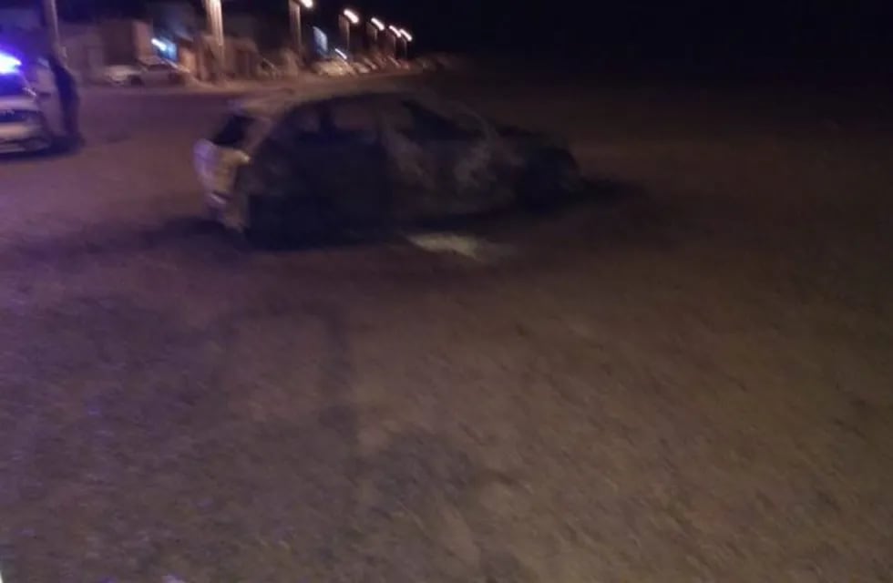 Auto quemado en zona norte
