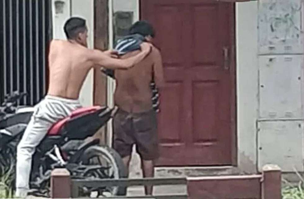 El admirable gesto de un motociclista con un hombre en situación de calle.
