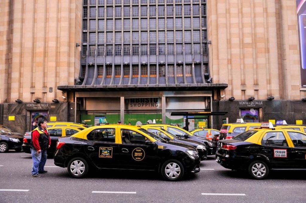 Cientos de taxistas realizaron tres cortes simultáneos en rechazo a Uber. Maxi Failla