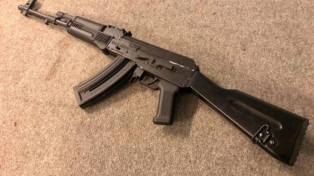 La carabina Kalashnikov secuestrada a la banda